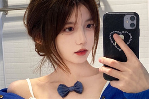 Strolling under the moonlit night, enjoying a journey through Shanghai's nightlife culture!